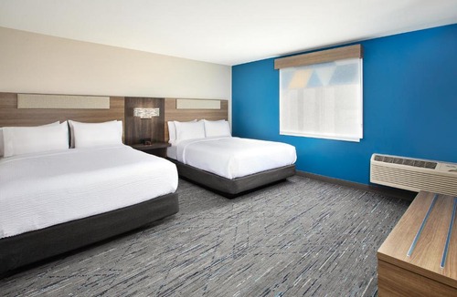 South Hills Hotel | Holiday Inn Express Hotel & Suites Pittsburgh Airport by IHG