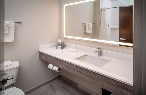 Kingmont Hotel | Holiday Inn Express and Suites Fairmont by IHG