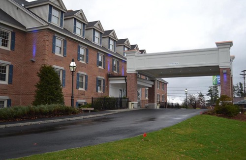 Merrimack Hotel | Holiday Inn Express and Suites Merrimack - Nashua by IHG