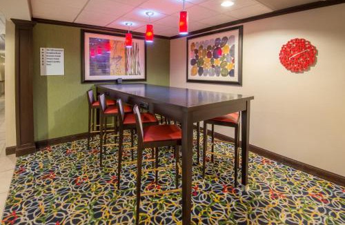Brook Park Hotel | Holiday Inn Express Cleveland Airport - Brook Park by IHG