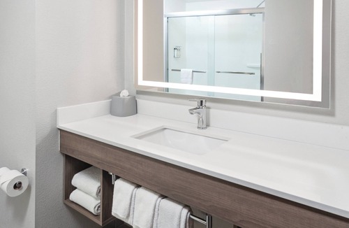 Brook Park Hotel | Holiday Inn Express Cleveland Airport - Brookpark by IHG