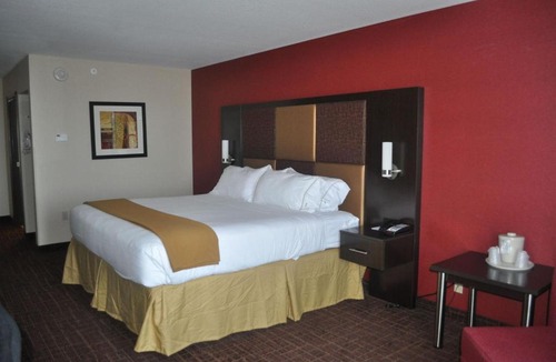 Grapeville Hotel | Holiday Inn Express Greensburg by IHG