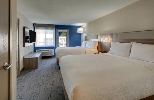 Branson Theater District Hotel | Holiday Inn Express Hotel & Suites Branson 76 Central by IHG