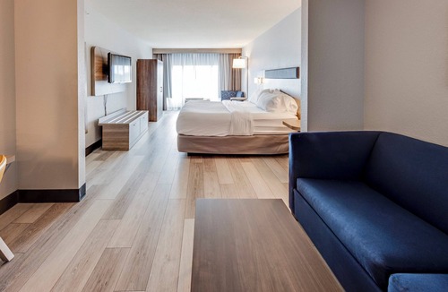 Columbus Hotel | Holiday Inn Express Hotel & Suites Columbus Univ Area - Osu by IHG