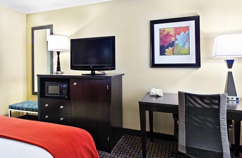 Oak Grove Hotel | Holiday Inn Express Hotel Fort Campbell-Oak Grove by IHG
