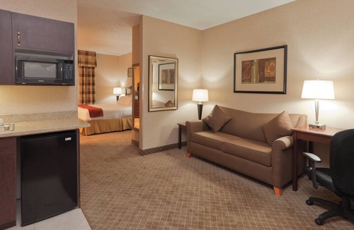Mentor Hotel | Holiday Inn Express Mentor Banquet Center by IHG