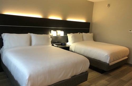 Warrensburg Hotel | Holiday Inn Express & Suites Warrensburg North by IHG