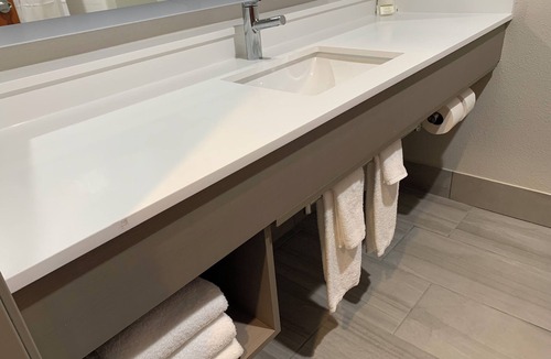 Bridgeport Hotel | Holiday Inn Express & Suites Bridgeport by IHG