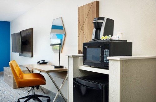 Bridgeport Hotel | Holiday Inn Express & Suites Bridgeport by IHG