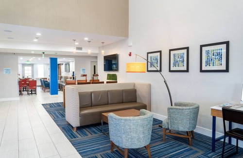 Lake Forest Hotel | Holiday Inn Express & Suites Lake Forest by IHG