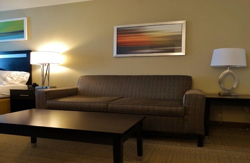 Montgomery Hotel | Holiday Inn Express & Suites Montgomery by IHG