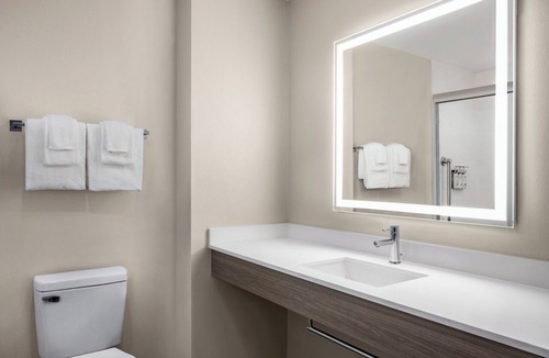 Halfway Hotel | Holiday Inn Express & Suites Hagerstown by IHG