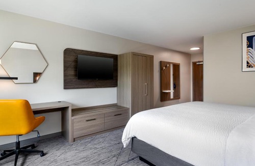 Pittsfield Hotel | Holiday Inn Express & Suites Pittsfield-Lenox-Berkshires by IHG