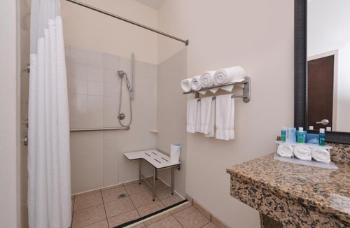 Strabane Hotel | Holiday Inn Express & Suites Washington - Meadow Lands by IHG