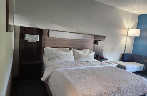 Alliance Hotel | Holiday Inn Express & Suites Alliance by IHG