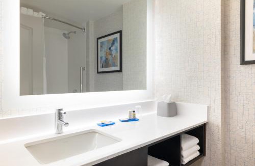 East Cambridge Hotel | Holiday Inn Express & Suites Boston - Cambridge by IHG