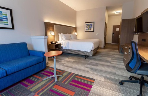 Crosswoods Hotel | Holiday Inn Express & Suites - Columbus - Worthington by IHG
