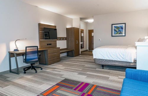 Crosswoods Hotel | Holiday Inn Express & Suites - Columbus - Worthington by IHG