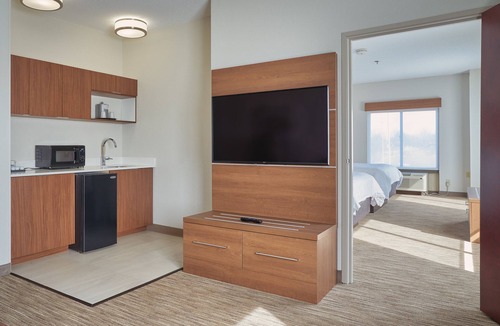 Akron Hotel | Holiday Inn Express & Suites Akron Regional Airport Area by IHG