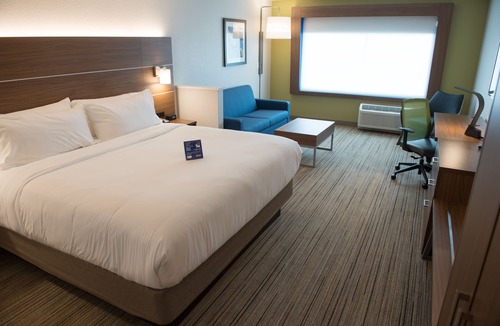 Dayton Hotel | Holiday Inn Express & Suites Dayton Southwest by IHG