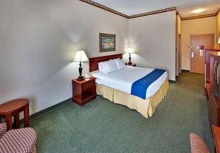 Clinton Hotel | Holiday Inn Express & Suites Clinton by IHG