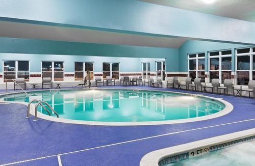 Summit Station Hotel | Holiday Inn Express & Suites - Columbus Airport East by IHG