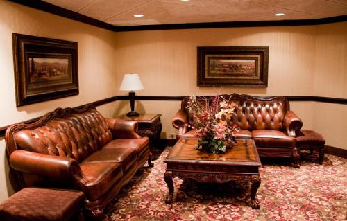 Mentor Hotel | Holiday Inn Express & Suites Mentor - Banquet Center by IHG