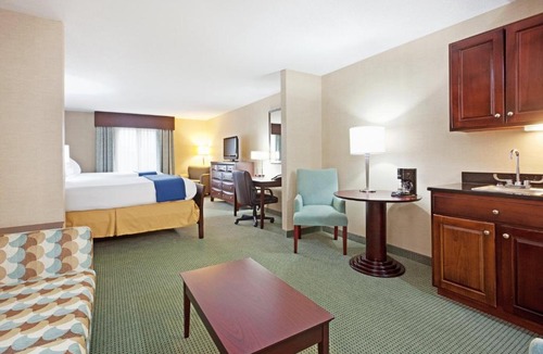 Meriden Hotel | Holiday Inn Express & Suites Meriden by IHG