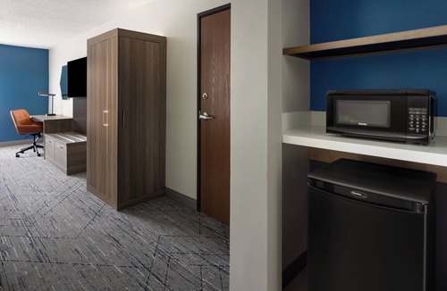 Meriden Hotel | Holiday Inn Express & Suites Meriden by IHG