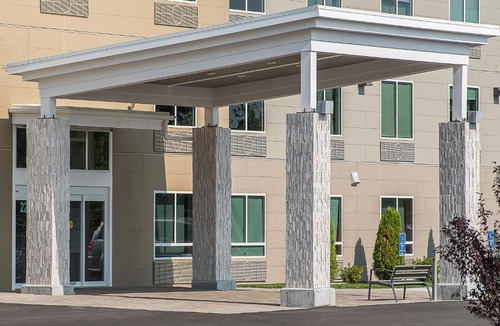 Norwood Hotel | Holiday Inn Express & Suites Norwood by IHG