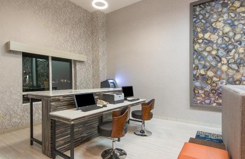 Norwood Hotel | Holiday Inn Express & Suites Norwood by IHG