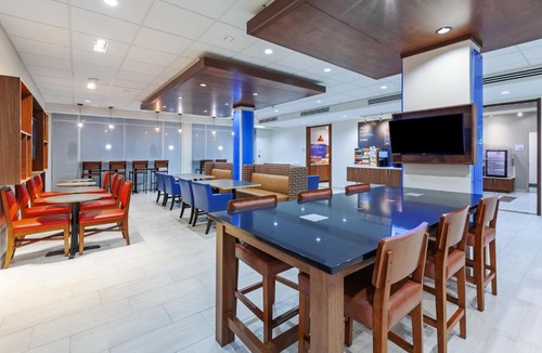 Owasso Hotel | Holiday Inn Express & Suites - Tulsa Northeast - Owasso by IHG