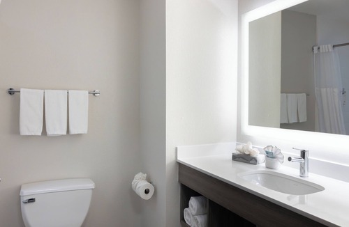 Wichita Hotel | Holiday Inn Express & Suites Wichita Airport by IHG