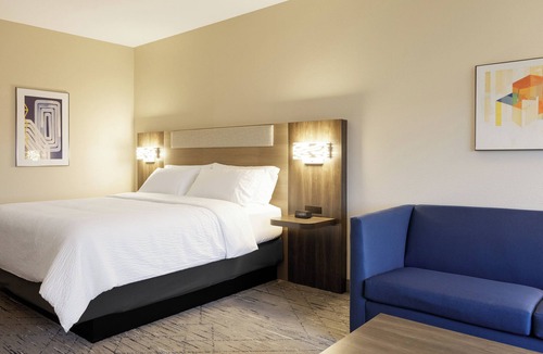 Clarksville Hotel | Holiday Inn Express & Suites Clarksville North by IHG