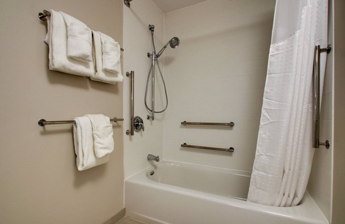 Elizabethtown Hotel | Holiday Inn Express and Suites-Elizabethtown North by IHG