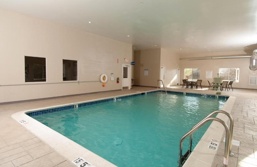 Vernon Hotel | Holiday Inn Express Vernon-Manchester by IHG