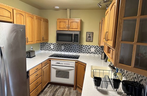 Taku - Campbell House | Home away from home near Airport with deck