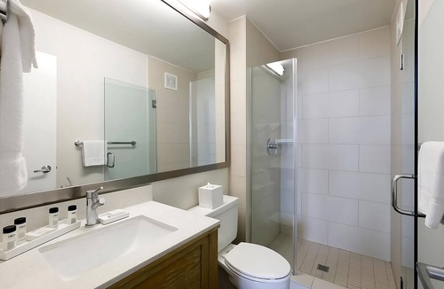 Mission Beach Hotel | Home Away From Home! Onsite Pool, Parking! Near San Diego Airport!