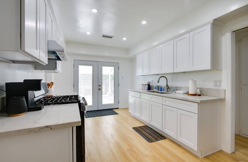 El Rancho House | Home Between Los Angeles & Disney! Patio, Yard