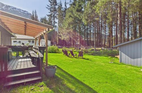 Mendenhaven House | Home Near Mendenhall Glacier with Large Backyard