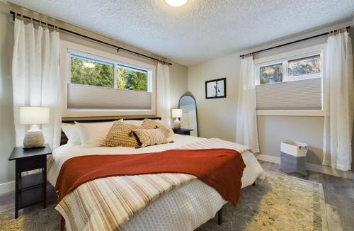 Mendenhaven House | Home Near Mendenhall Glacier with Large Backyard