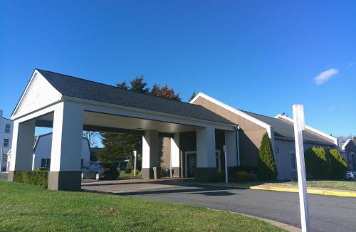 Leesburg Hotel | HomeTowne Studios by Red Roof Leesburg