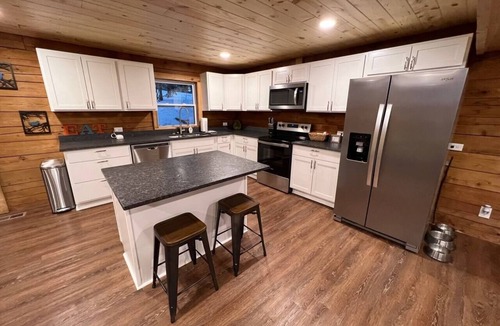 Danville Cabin | Honey Run Falls Cabin near Amish Country - Sleeps 12