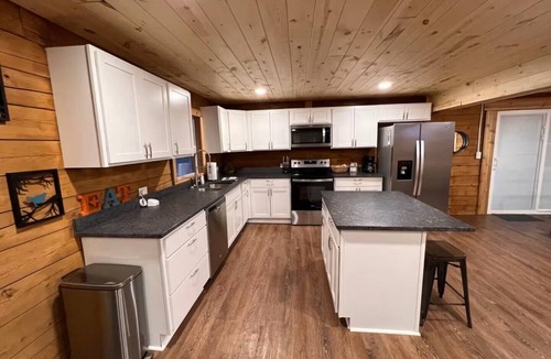 Danville Cabin | Honey Run Falls Cabin near Amish Country - Sleeps 12