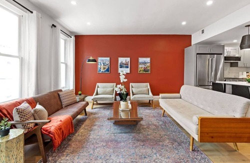 Central Northside Apartment | ★HostWise Stays★ Exposed Beams, Modern Vintage War Streets Charmer!