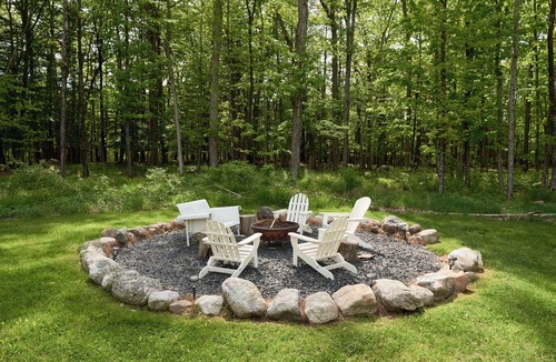 Pine Bush Cabin | Hot Tub & Fire Pit! Eclectic Ulster County Cabin