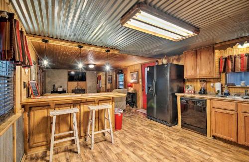 Broken Bow House | Hot Tub + Fire Pit: Hochatown Family Home