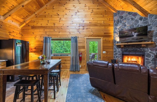 New Plymouth House | Hot Tub, Fire Pit, Large Decks & Blackstone Griddle