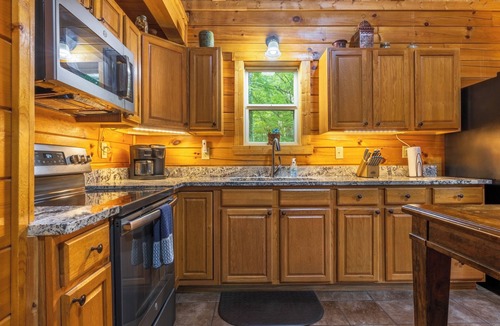 New Plymouth House | Hot Tub, Fire Pit, Large Decks & Blackstone Griddle