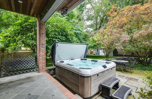 Longmeadow House | Hot Tub, Gym, Game Room! Luxe Estate in Longmeadow